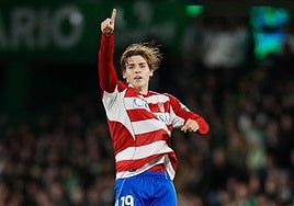 Pascual celebra su gol.