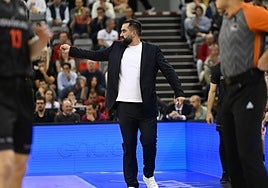 Ramón Díaz gesticula en el banda.