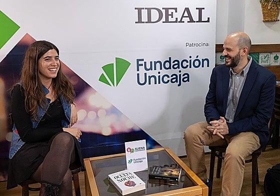 May R. Ayamonte, durante la entrevista de Suena Granada, en el Mesón Alegría.