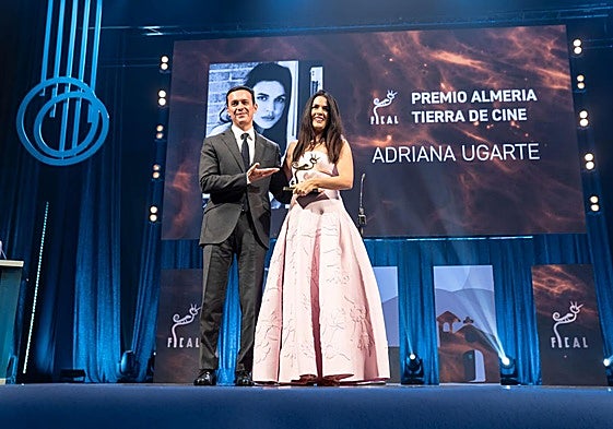 Adriana Ugarte recibie el premio 'Almería, Tierra de Cine' de manos del presidente de la Diputación.