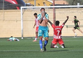 Carrasco lamenta el penalti errado, mientras Marciano celebra la parada de Jesús López.