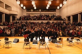 Los artistas, con el público al fondo en el Auditorio Manuel de Falla.