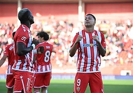 Thalys celebra su gol con Lopy acudiendo a felicitarle