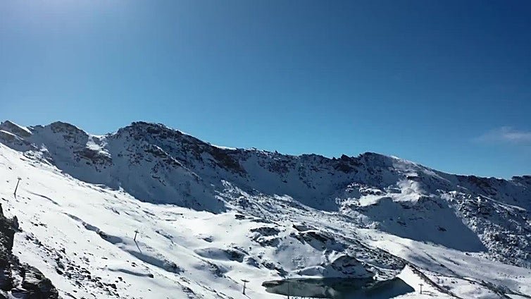 Sierra Nevada pone en marcha los cañones de nieve