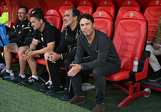 Rubi en el banquillo antes de empezar el encuentro contra el Cádiz