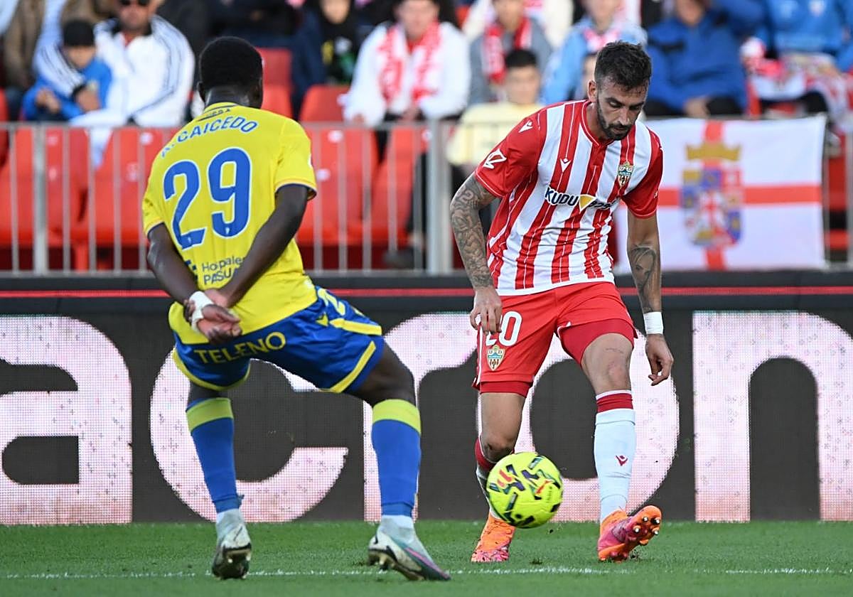 Centelles poniendo un centro en el partido contra el Cádiz. A. lof/c. barba