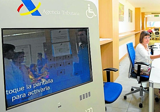 Contribuyentes, en una oficina de la Agencia Tributaria.
