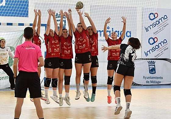 Un lanzamiento durante el partido.