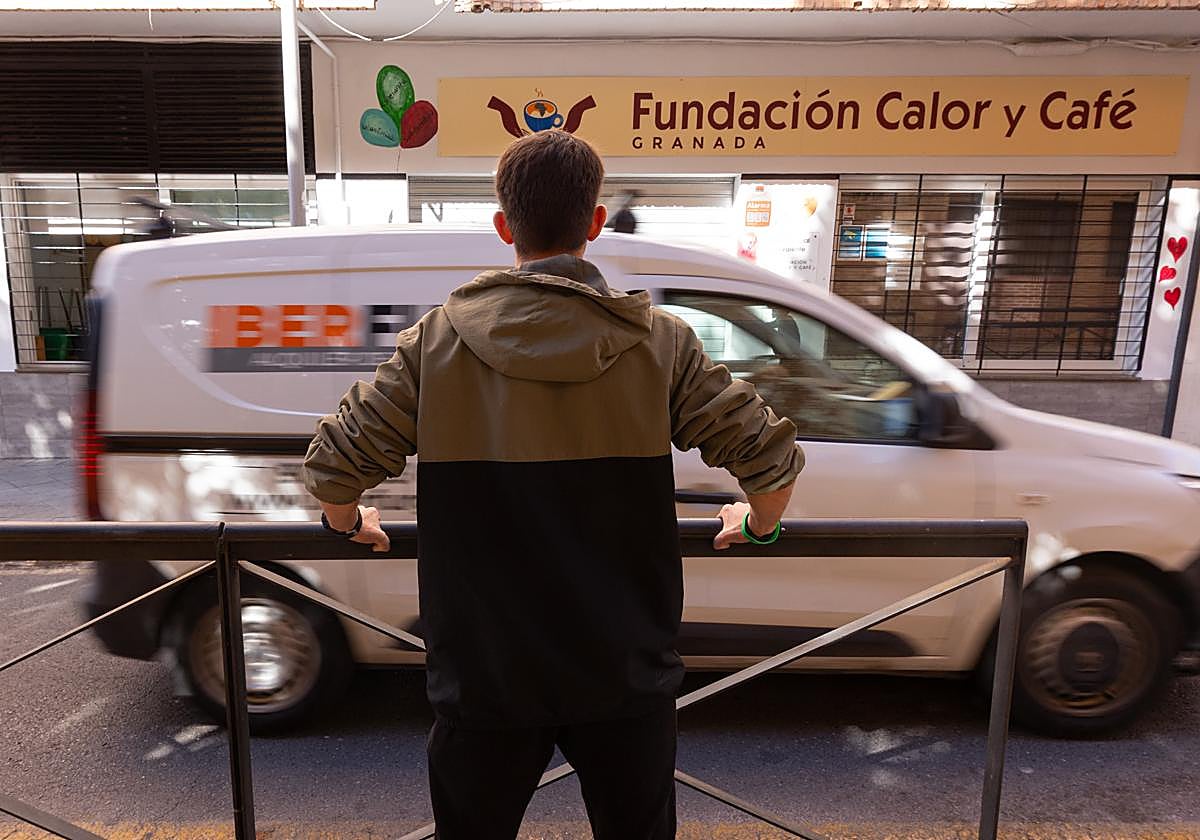 Daniel posa frente a la sede de Calor y Café, donde vive en el piso de acogida para hombres sin hogar.