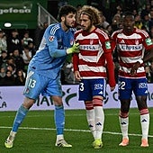 Los rojiblancos Astralaga, Gagnidze y Diallo se prepararn para defender un córner en Santander.