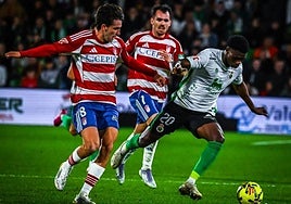 Pedro Alemañ persigue a un futbolista del Racing.