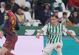 Carracedo encara a un futbolista del Deportivo.