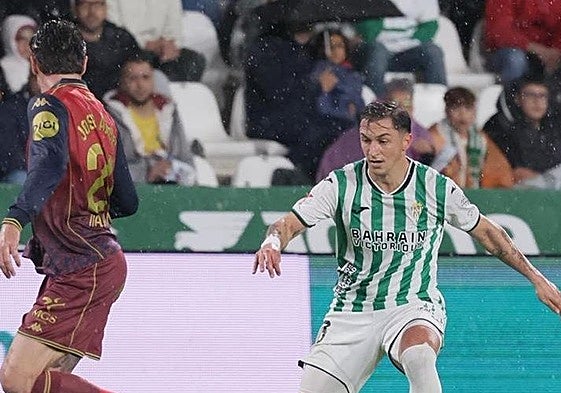 Carracedo encara a un futbolista del Deportivo.