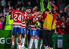Los futbolistas del Granada celebran el gol de José Arnaiz.