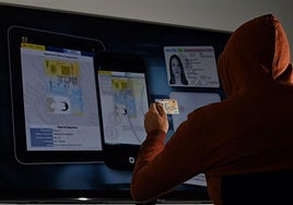 Imagen de archivo de un 'hacker' falsificando un DNI.