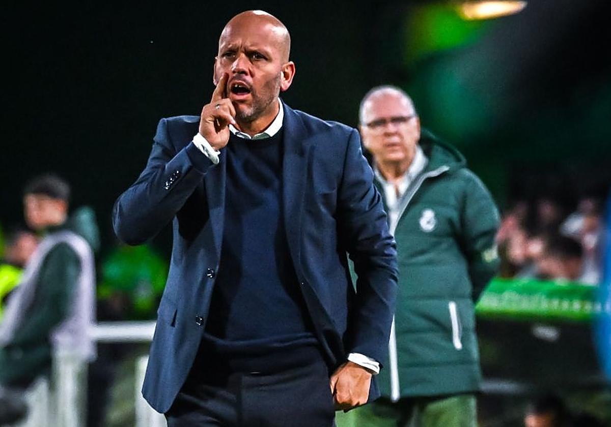 El entrenador del Racing, José Alberto, da indicaciones a sus futbolistas.