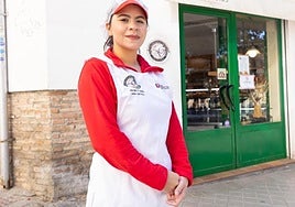 Heidy, ante la panadería en la que trabaja.