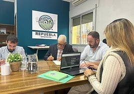 Miembros de Adimurd, reunidos en su oficina