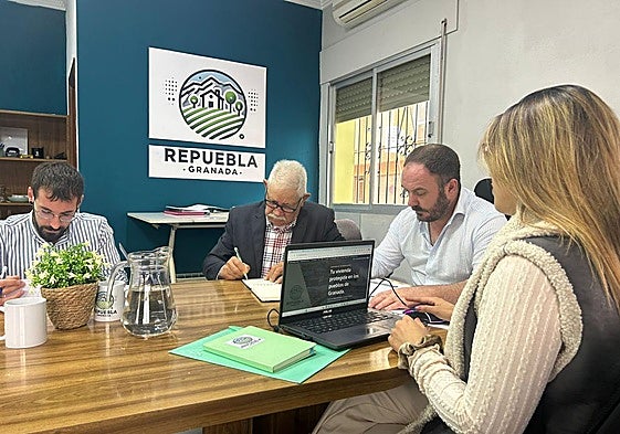 Miembros de Adimurd, reunidos en su oficina