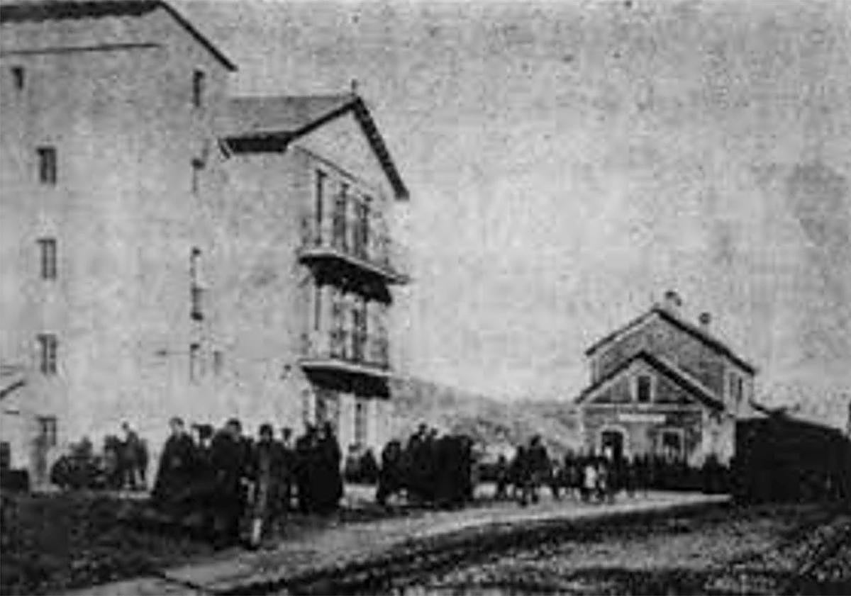 Imagen principal - Hotel y estación de Ventas de Zafarraya en un día de excursión. Excursionistas a las puertas del Hotel y estación de Ventas de Zafarraya hacia 1928. Juan Bueno, autor del libro 'Tren de cremallera a Ventas de Zafarraya.
