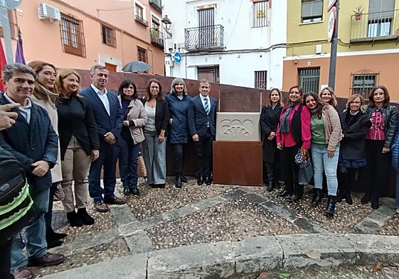 Hito en honor al pueblo gitano de Jaén.