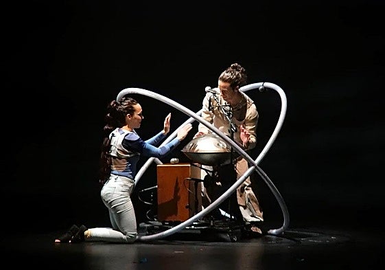 Carlos López y Noemí Pareja, en el montaje de 'Xpectro'.