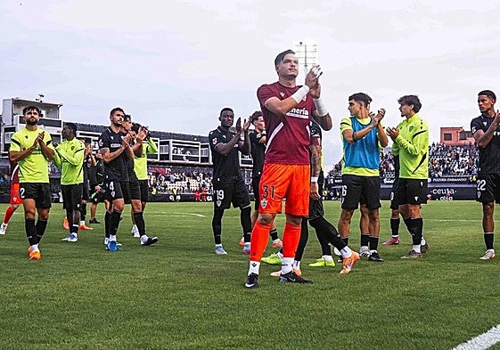 Los jugadores de la UD Almería aplauden a los aficionados rojiblancos en el Murube.