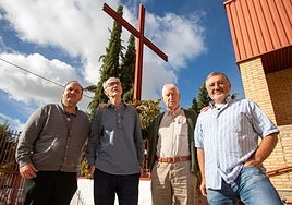 Juan Jesús Gea, Juan Carlos Carrión, Antonio Hernández Carrillo y Mario Picazo, bajo la modesta cruz que preside la entrada de la parroquia Sagrada Familia del barrio de Cartuja, en el corazón del distrito Norte de Granada.
