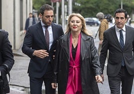 Carolina España, a su llegada a la reunión con miembros de su equipo.