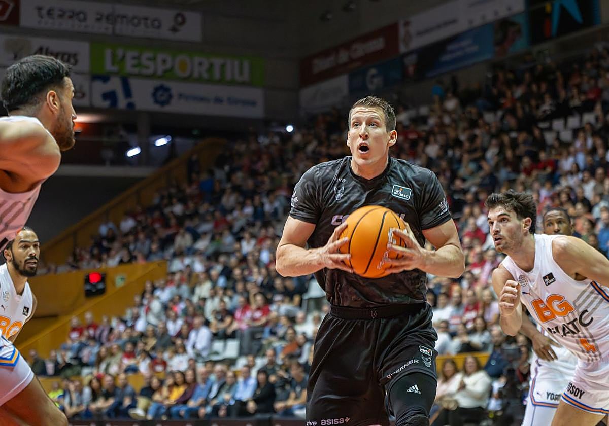 El rojinegro Luka Bozic prueba una entrada a canasta fallida ante el Girona.