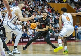 La defensa de Girona intimida al escolta Jovan Kljajic en un ataque rojinegro.