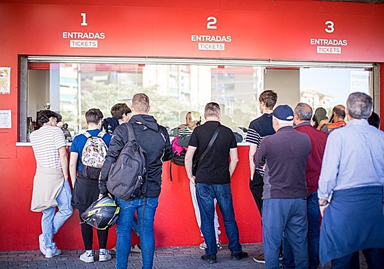 Aficionados del Granada compran entradas en las taquillas de Los Cármenes.
