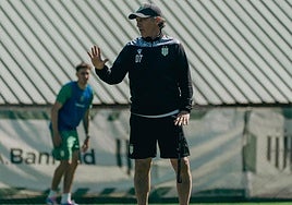 Pedro Troglio dirige un entrenamiento reciente.