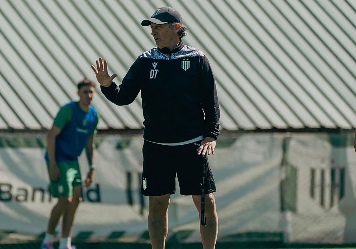 Pedro Troglio dirige un entrenamiento reciente.