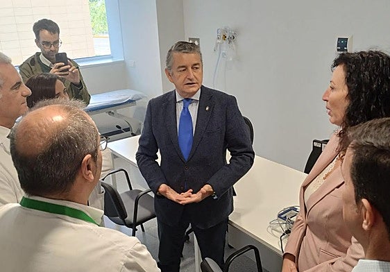 Antonio Sanz, en su visita al recién inaugurado edificio de Consultas Externas 'Bahía de Almería'
