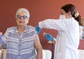 Una mujer recibe la vacuna de la gripe en una imagen de archivo.