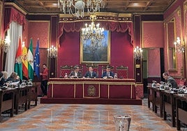 Sala de plenos del Ayuntamiento de Granada, este lunes.