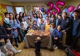 Maestras y alumnos de distintas generaciones en el 25 aniversario de la guardería Mami.