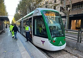 El tranvía pasando por el Paseo de la Estación.