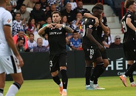 Adrián Embarba celebra el gol que puso el empate en el Alfonso Murube.