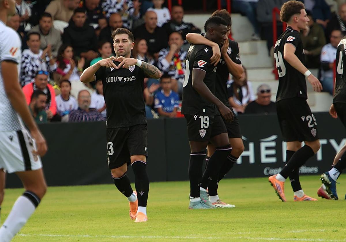 Adrián Embarba celebra el gol que puso el empate en el Alfonso Murube.