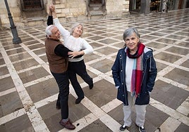 Carmen Tortosa, en Plaza Nueva junto a Carmen y Trini, dos de los protagonistas de su película.
