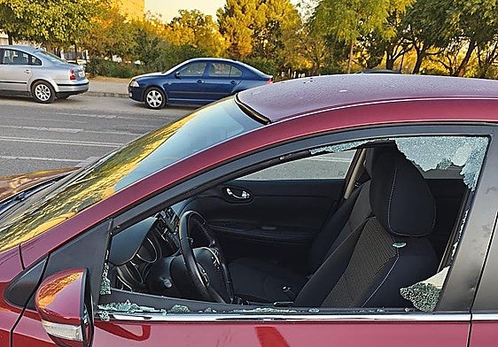 Uno de los coches en los que se produjeron robos en Albayda.
