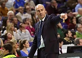 Curro Segura dirige un partido en el baloncesto español.