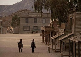 El letrero con unas enormes dimensiones se encuentra en un lateral del poblado.