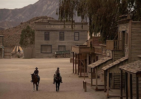 El letrero con unas enormes dimensiones se encuentra en un lateral del poblado.