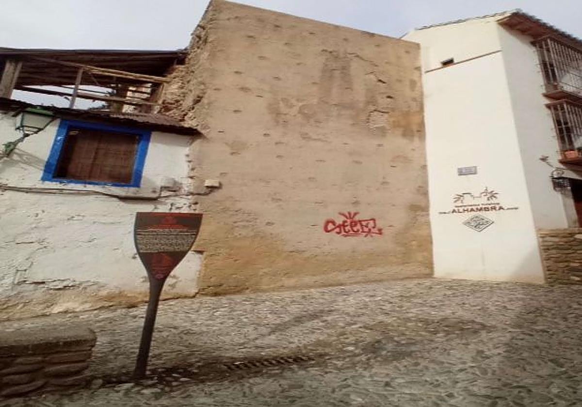 Grafiti sobre la muralla zirí