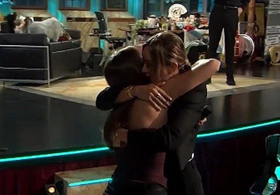 La tenista Paula Badosa abraza a la joven granadina Nieves Pueyos.