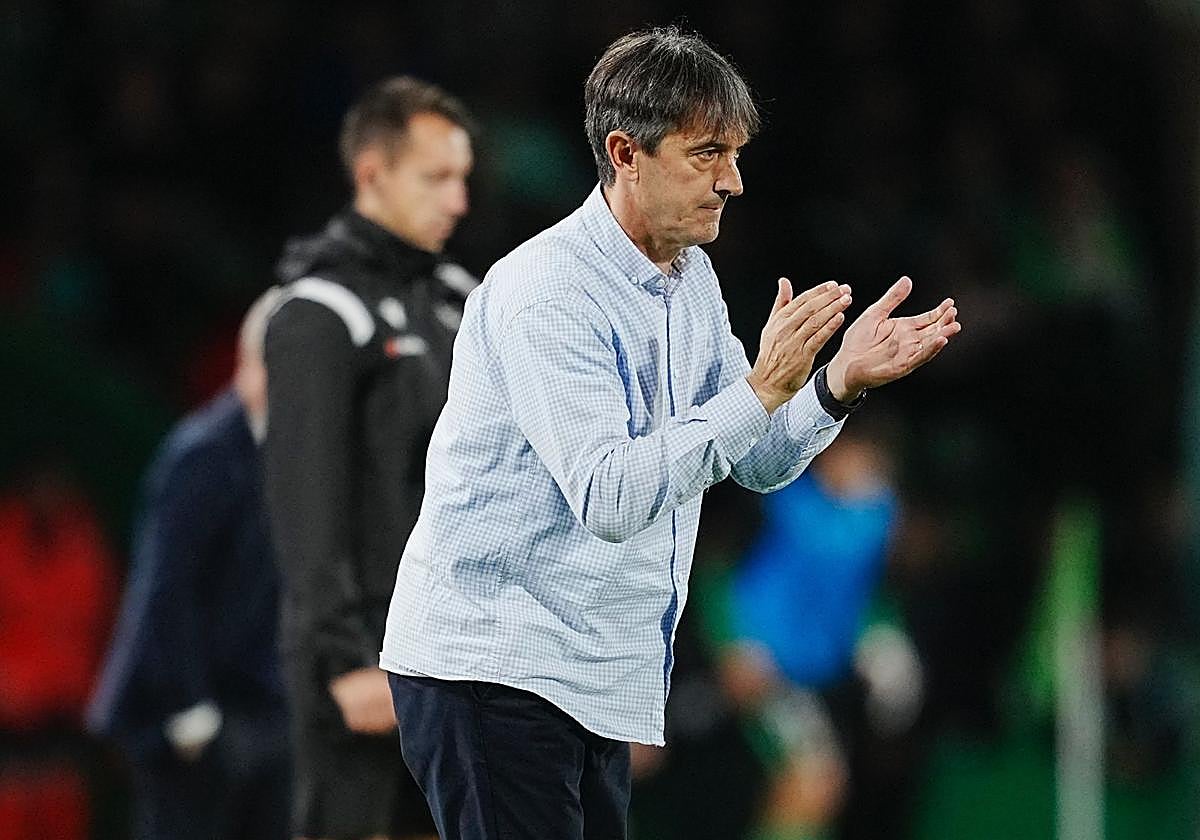 Pacheta aplaude en el partido contra el Racing de Santander.