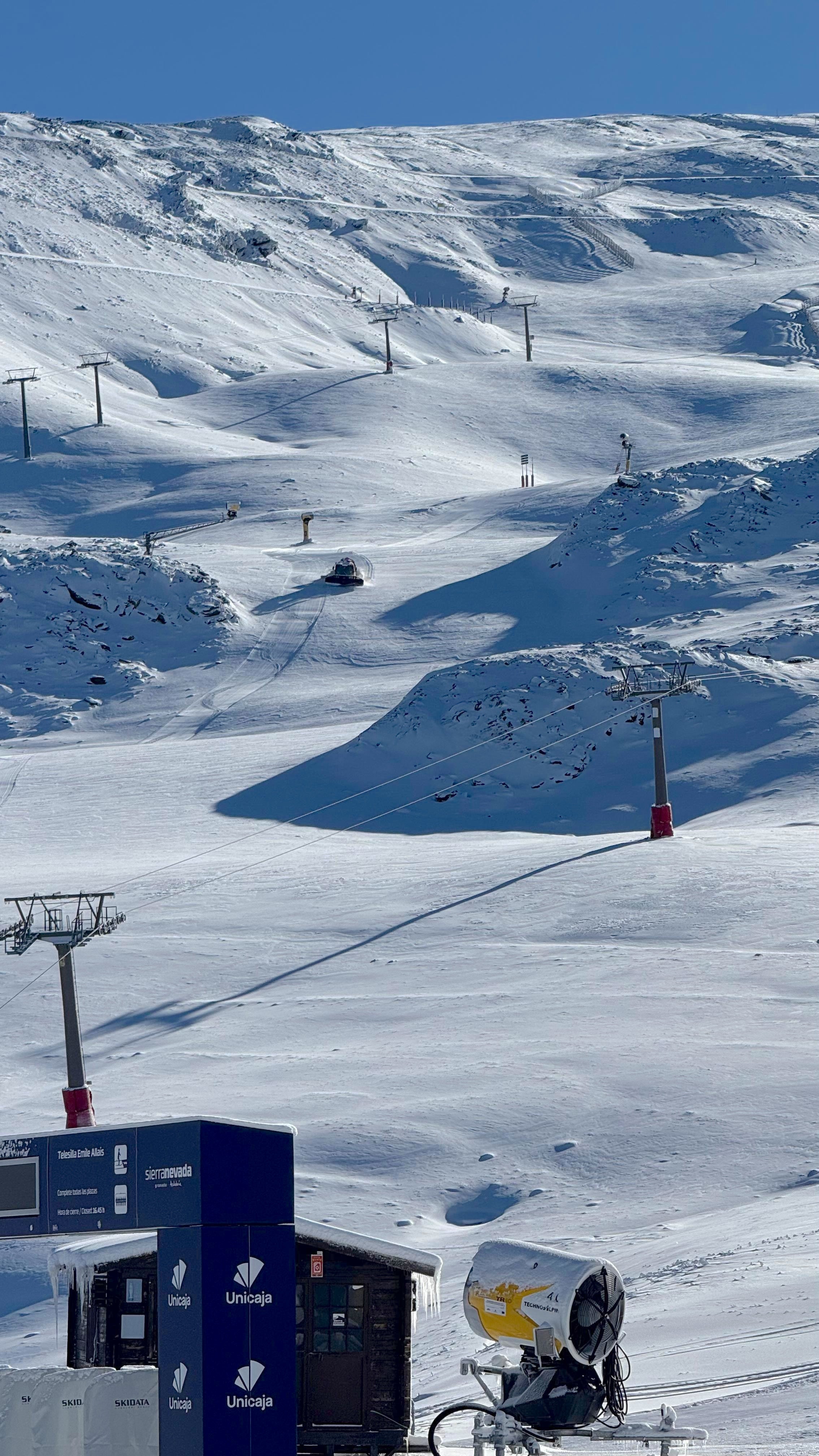 Imagen secundaria 2 - Sierra Nevada comienza a acondicionar la nieve caída en las últimas horas